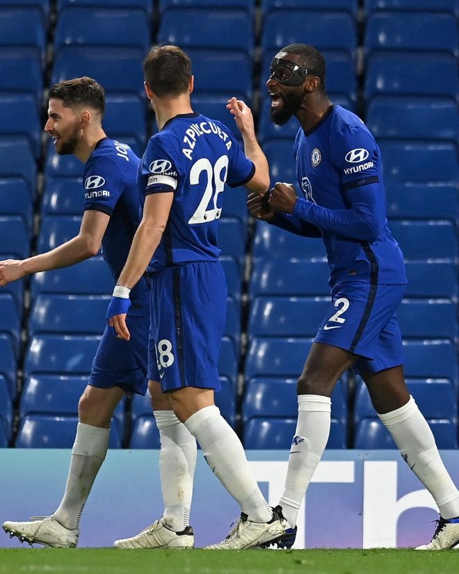 媒体人：中国退役球员当教练是恶俗圈子，应让草根教练来竞争（媒体人批评中国足坛教练成退役球员小圈子，建议向草根开放竞争）