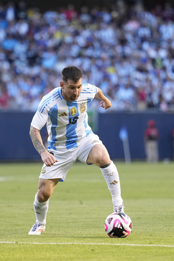 湖人新赛季连胜三场，团队配合显著提升（湖人开季三连胜，团队默契显著提升）