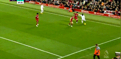 前锋远射破门，全场欢呼（前锋远射建功，全场沸腾）