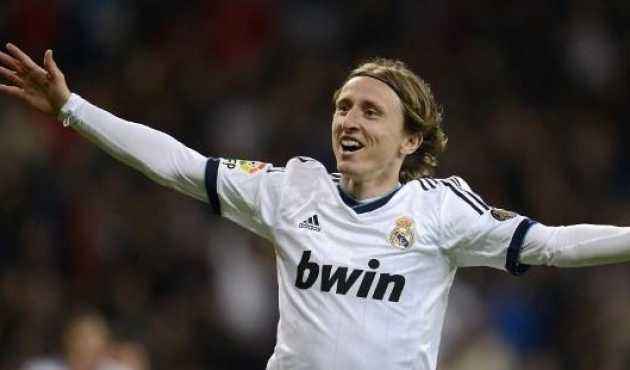 杜兰特关键中投命中，全场欢呼（杜兰特命中关键中投，引爆全场欢呼）