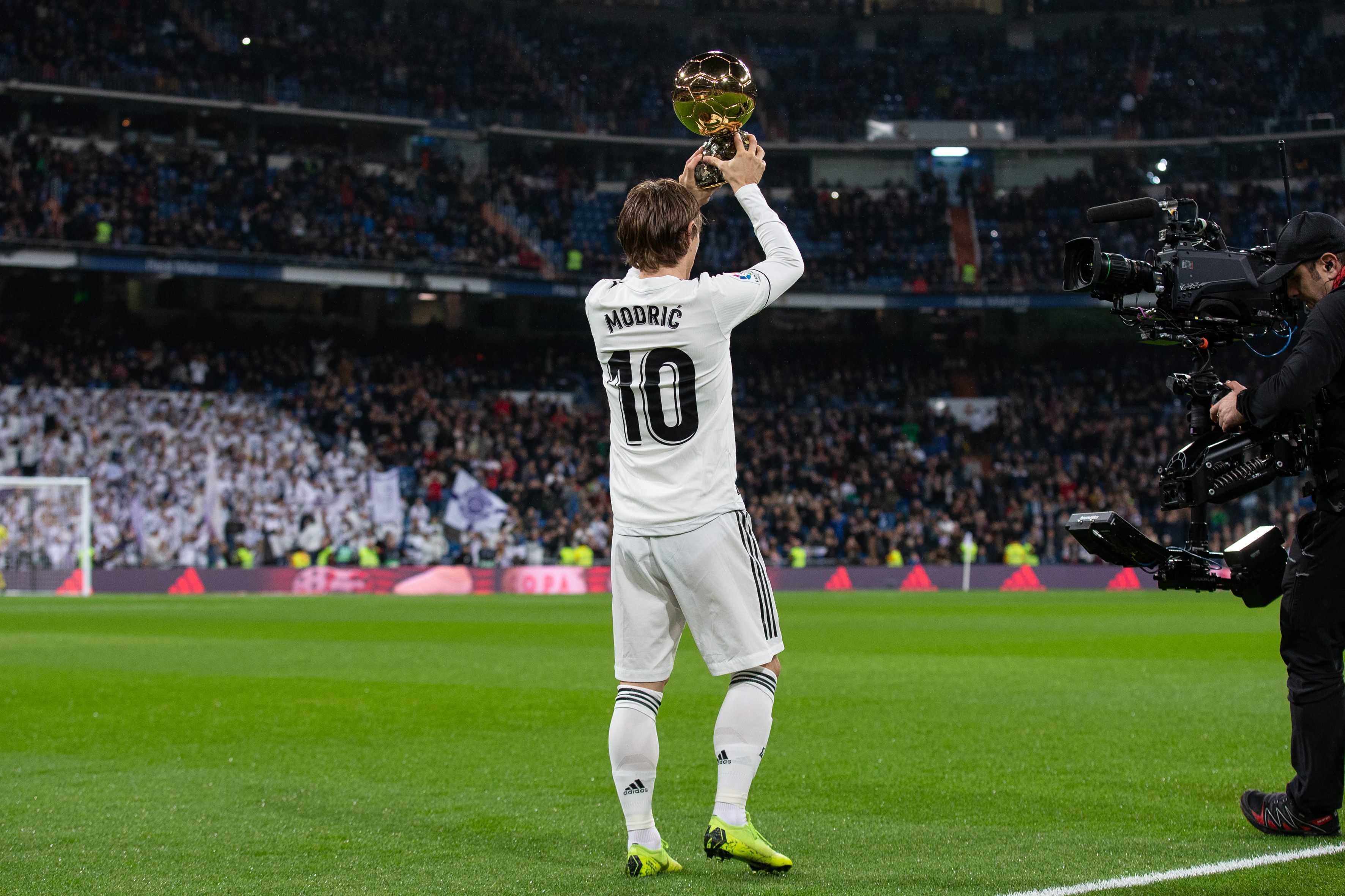 TA分析3-5-2阵型：从翼卫驱动到双锋美学，弱队逆袭制胜之道（3-5-2战术解码：翼卫驱动与双锋之美，弱旅逆袭取胜指南）