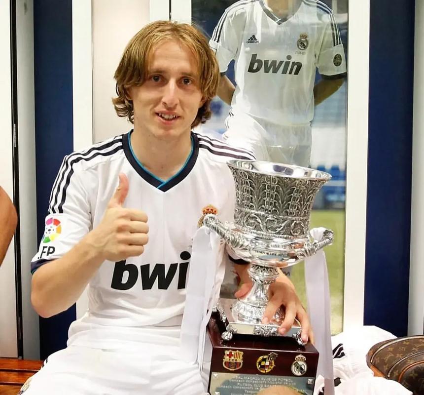 孔蒂：德佬说这是真正领袖带领下的胜利？总感觉是在说他自己（孔蒂：德佬把胜利归功于‘真领袖’？听起来像是在夸自己）