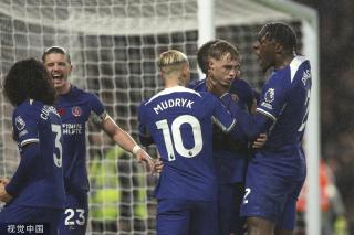 TA：贝林应该担任英格兰的10号位，他比罗杰斯更具进球威胁（TA：英格兰10号应由贝林担纲，他的进球威胁胜过罗杰斯）