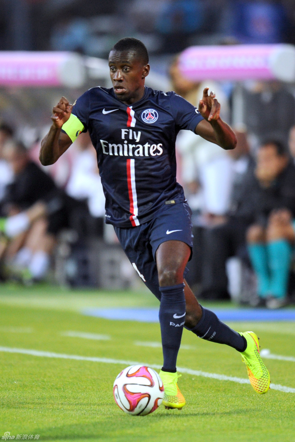 76人险胜雄鹿，马克西爆发，76人升至东部第六，雄鹿三连败。（76人险胜雄鹿，马克西发威助队升至东部第六，雄鹿吞三连败）