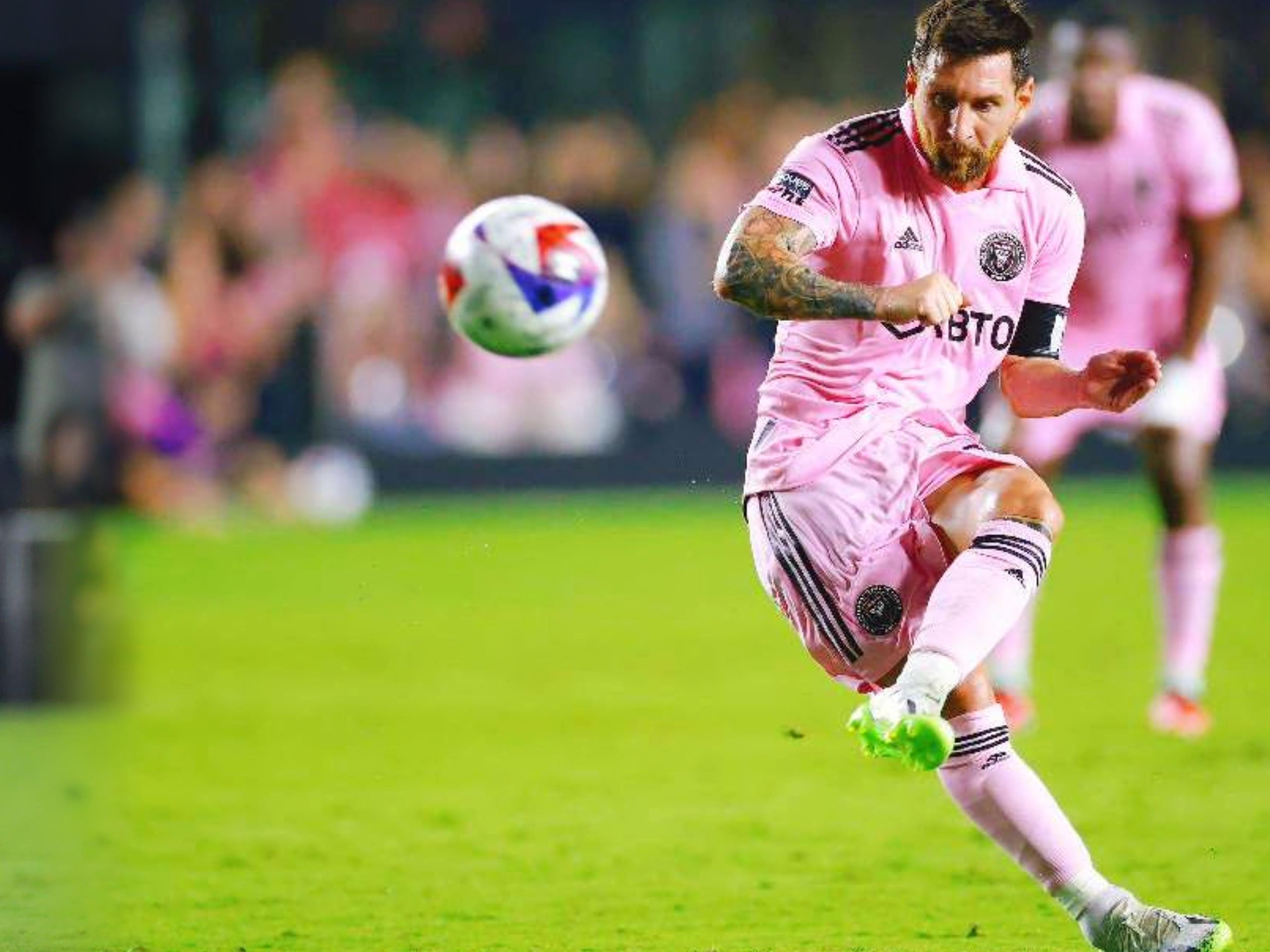 邮报：伯恩茅斯后卫塞内西与女足后卫鲍尔斯成英超新明星情侣（邮报称伯恩茅斯后卫塞内西与女足后卫鲍尔斯成为英超圈新晋明星情侣）